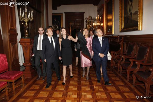 Quand ce n'est pas Nicolas Sarkozy, c'est Carla Bruni qui pose des questions au couple présidentiel mexicain