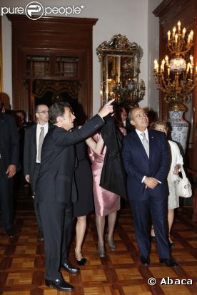 Chaque détail est sujet à conversation et le couple présidentiel français ne manque pas de montrer son intérêt à la visite
