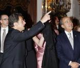 Chaque détail est sujet à conversation et le couple présidentiel français ne manque pas de montrer son intérêt à la visite 
