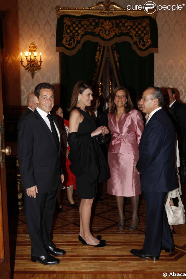 Nicolas Sarkozy et Carla Bruni sont reçus officiellement par le président mexicain Felipe Calderon et sa femme pour le dîner de gala officiel à Mexico le 9 mars 2009 