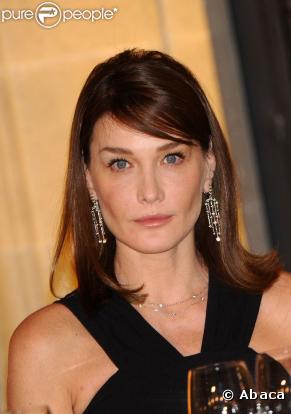 Le visage de la First Lady est étrangement figé et captivé, Nicolas Sarkozy serait-il en train de faire un discours ?