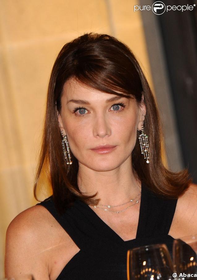 Le visage de la First Lady est étrangement figé et captivé, Nicolas Sarkozy serait-il en train de faire un discours ? 
