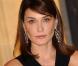 Le visage de la First Lady est étrangement figé et captivé, Nicolas Sarkozy serait-il en train de faire un discours ?