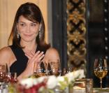 Carla Bruni reprend ses esprits pour offrir un sourire mutin aux photographes 