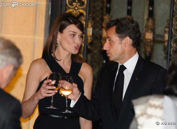 L'assemblée trinque certainement à la gloire des relations franco-mexicaines, le temps d'un dîner.