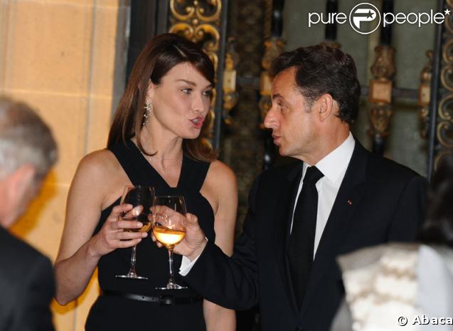 L'assemblée trinque certainement à la gloire des relations franco-mexicaines, le temps d'un dîner. 