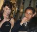 Carla Bruni ne manque pas de boire son verre en souriant, son expérience de top model s'utilise en toute circonstance