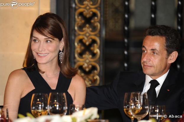 Durant ce dîner de fin de voyage diplomatique, le couple présidentiel ne veut faire aucune fausse note.
