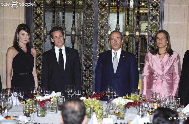 Voilà qui est plus formel ! Les deux chefs d'état, Nicolas Sarkozy et Felipe Calderon sont entourés de leurs épouses respectives, Carla Bruni et Margarita Zavala