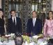 Voilà qui est plus formel ! Les deux chefs d'état, Nicolas Sarkozy et Felipe Calderon sont entourés de leurs épouses respectives, Carla Bruni et Margarita Zavala