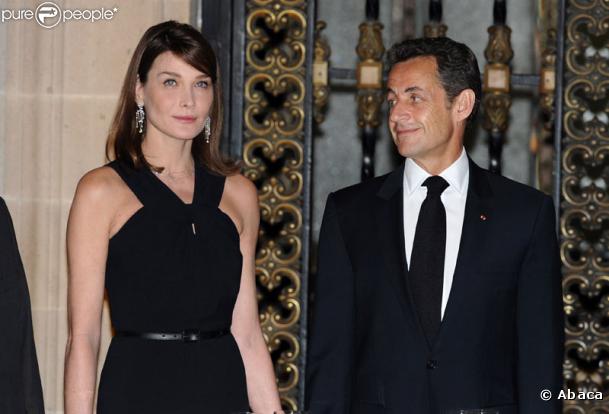 Malgré la séance photo officielle et traditionnelle qui précède le dîner de gala, Nicolas Sarkozy a dû mal à décrocher son regard de son épouse...