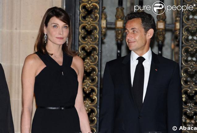 Malgré la séance photo officielle et traditionnelle qui précède le dîner de gala, Nicolas Sarkozy a dû mal à décrocher son regard de son épouse... 