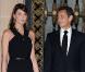 Malgré la séance photo officielle et traditionnelle qui précède le dîner de gala, Nicolas Sarkozy a dû mal à décrocher son regard de son épouse...