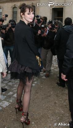 Louise Bourgoin joue les belles au défilé Vuitton le 12 mars 2009