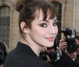 Louise Bourgoin joue les belles au défilé Vuitton le 12 mars 2009