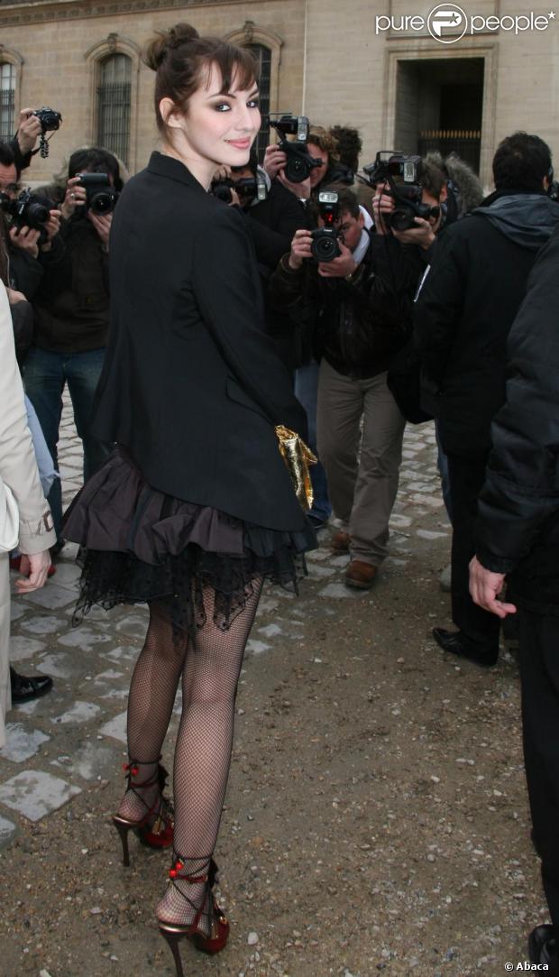 Louise Bourgoin joue les belles au défilé Vuitton le 12 mars 2009