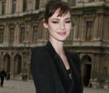 Louise Bourgoin joue les belles au défilé Vuitton le 12 mars 2009