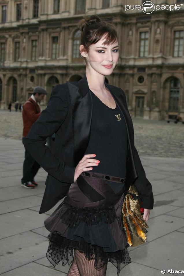 Louise Bourgoin joue les belles au défilé Vuitton le 12 mars 2009