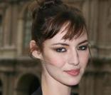 Louise Bourgoin joue les belles au défilé Vuitton le 12 mars 2009