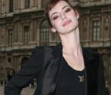 Louise Bourgoin joue les belles au défilé Vuitton le 12 mars 2009
