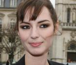 Louise Bourgoin joue les belles au défilé Vuitton le 12 mars 2009