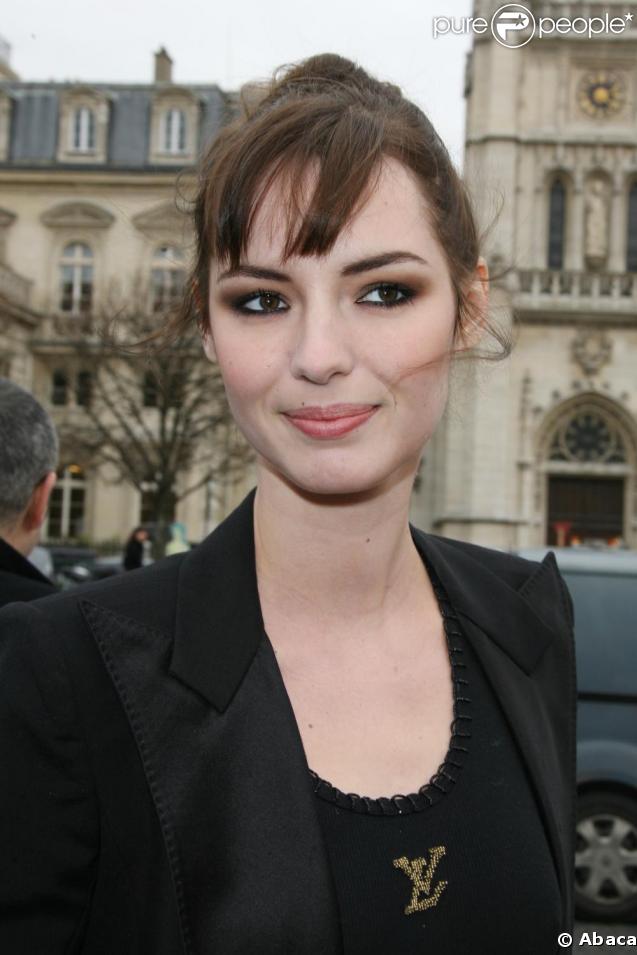 Louise Bourgoin joue les belles au défilé Vuitton le 12 mars 2009