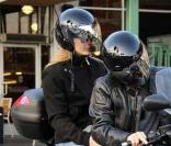 Leonardo DiCaprio et Bar Refaeli font du scooter