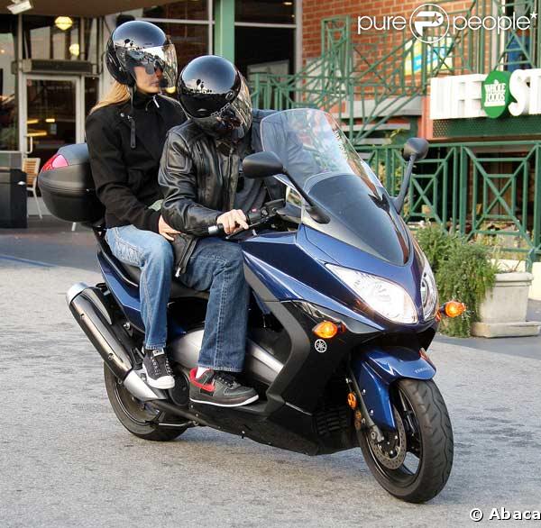 Leonardo DiCaprio et Bar Refaeli font du scooter