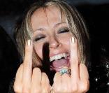 Nicole Appleton vous montre sa plus belle manucure... à la sortie du club Ivy, à Londres, le 12 mars 2009