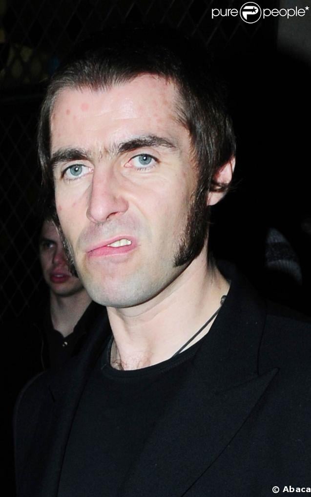 Liam Gallagher de très bonne humeur à la sortie du club Ivy, à Londres, le 12 mars 2009