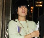 Lily Allen la chanteuse anglaise la plus trashy, à Londres à la sortie de son hôtel Claridges le 13 mars 2009 