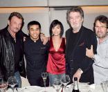Johnny Hallyday, le Chef Oth Sombath et Eddy Mitchell (avec Claude et Nathalie Wilde) le 5 mars 