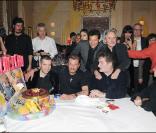 Bruno Putzulu, Johnny Hallyday, Eddy Mitchell, Claude Bouillon et Laurent Gerra à la fermeture du restaurant Le Rue Balzac, le 28 février