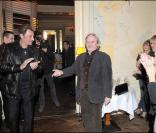 Johnny Hallyday et Claude Bouillon à la fermeture du restaurant Le Rue Balzac, le 28 février