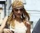 Mischa Barton porte une paire de sandales compensées. Une bonne manière de prendre de la hauteur sans avoir mal aux pieds ! 