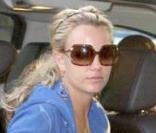 Britney Spears porte une paire de sandales compensées. Et hop, elle évite les ampoules ! 
