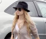  La belle Nicole Richie porte une paire de sandales à talons multi-lanières. Pour un look rock bohème assuré ! 