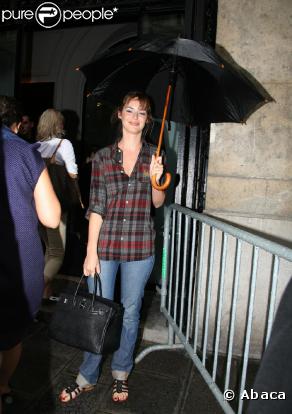 Louise Bourgoin porte une paire de spartiates noires. Avec un vernis rouge, c'est le top du glam' !