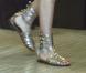 Sienna Miller porte une paire de spartiates mais en doré s'il vous plaît ! Une modeuse qui a tout bon ! 