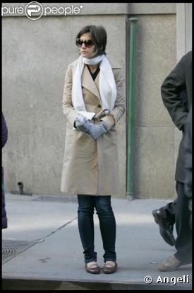 Katie Holmes porte une paire de ballerines marrons