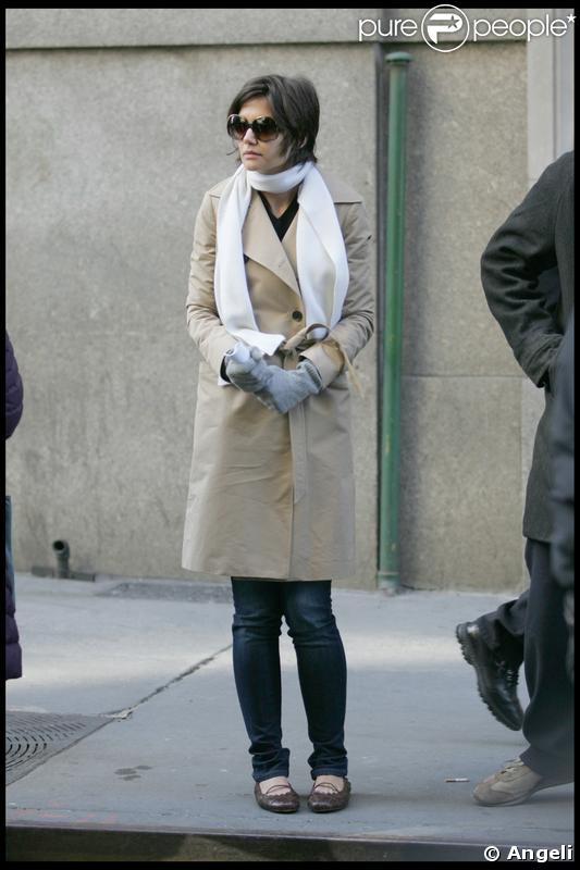 Katie Holmes porte une paire de ballerines marrons 