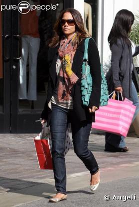 Halle Berry porte une paire de ballerines dorées