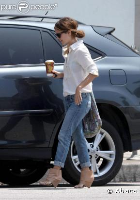 Rachel Bilson porte une paire de boots à bouts ouverts couleur chair !