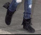 Nicole Richie porte une paire de boots à franges noirs ! La mode ça la connaît ! 