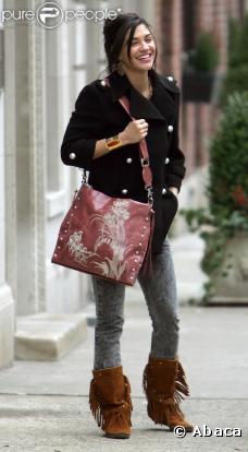 Jessica Szohr porte une paire des bottines à franges camel  ! Une carton cette saison !