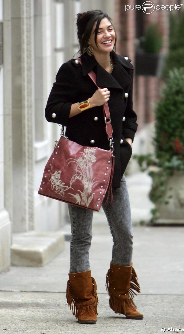 Jessica Szohr porte une paire des bottines à franges camel  ! Une carton cette saison ! 