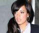 Lily Allen porte une simple paire de tongs blanches avec un jean boyfriend et un gilet marine. On valide ! 