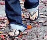 Jessica Alba ne fait pas de faux pas avec ses tongs noires cloutées  !