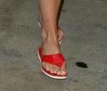 Un peu de couleur pour la jolie Ashlee Simpson qui porte une paire de tongs rouges  !