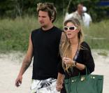 Sean Stewart et sa compagne Caleigh Peters étaient plus sereins sur la plage